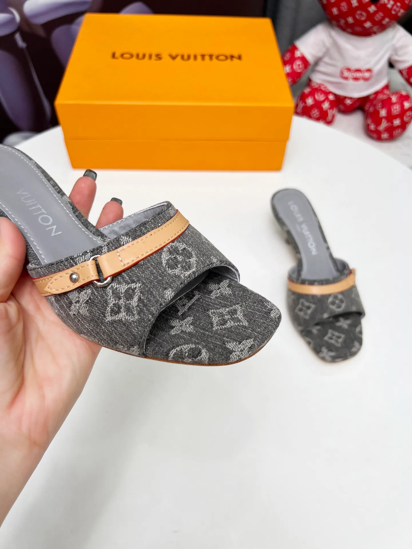 👟👟Ex-factory price 440👟👟 LV new denim kitten heel slippers 2025 summer must-have for goddesses, original replica, super comfortable on the feet. Show off the queen's temperament, the heel height is 5.5CM, which shows your temperament without being tiring. Standard code: 35-42 (41 and 42 codes are customized, non-returnable and non-exchangeable)